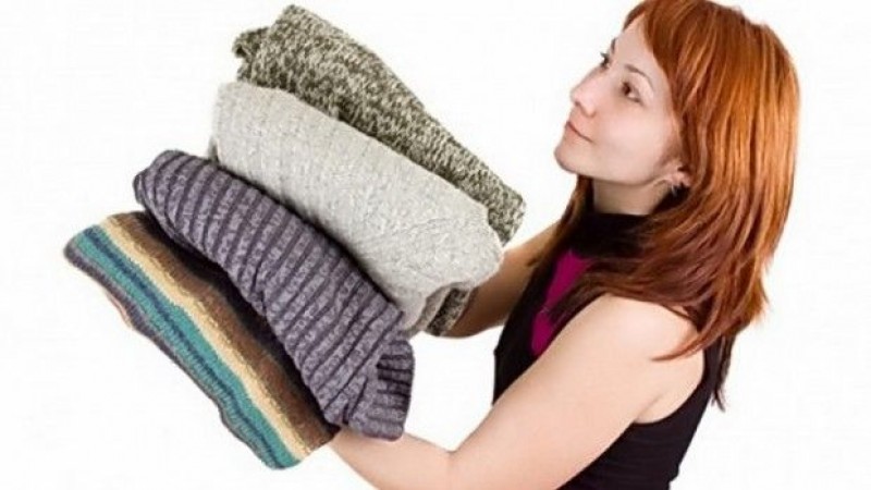 Как убрать катышки с одежды (пальто, кофты, свитера, штанов)